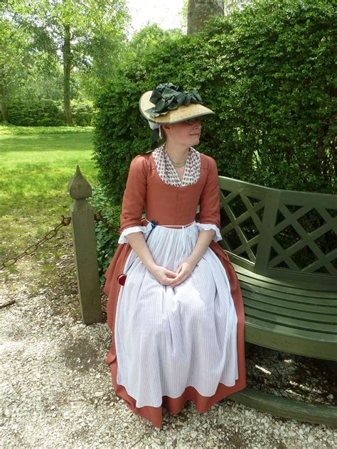 18th century reenactment clothing women.